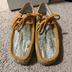 Clarks wallabees Multicolor Sneakers with Mustard Accents